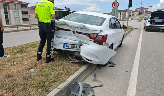 İnegöl’de Minibüs ile Otomobil Çarpıştı: 1 Kişi Yaralandı