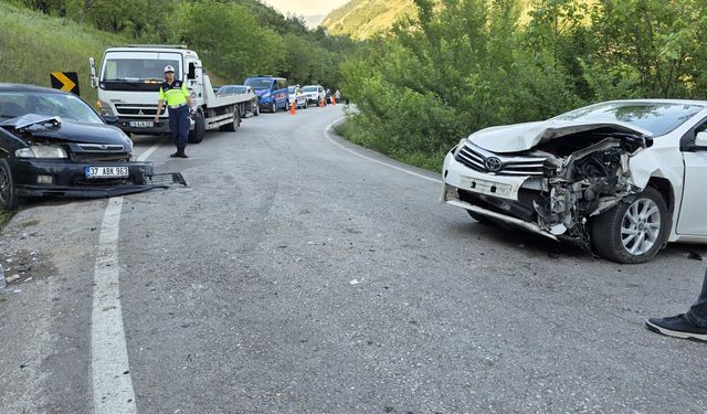 İnegöl'de Otomobiller Kafa Kafaya Çarpıştı!