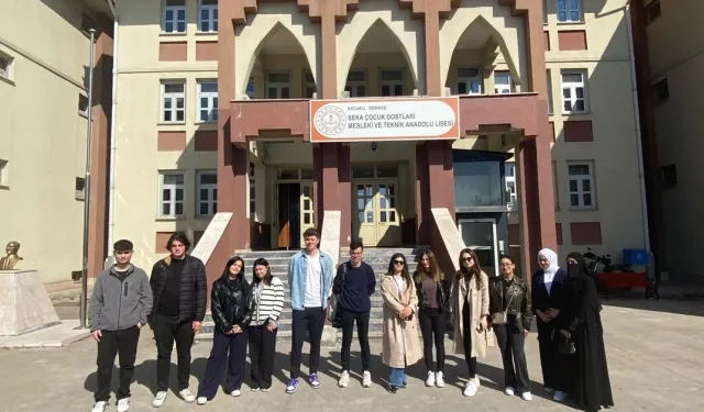 Kocaeli Sağlık ve Teknoloji Üniversitesi Öğrencilerinden Okullarda Geri Dönüşüm Seferberliği
