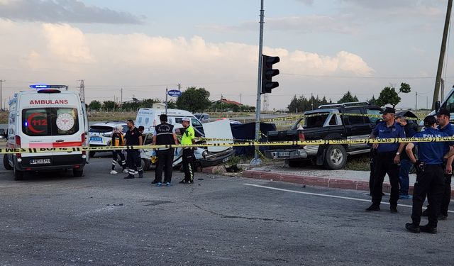 Konya'da otomobil ile kamyonet çarpıştı; karı- koca öldü, 4 yaralı
