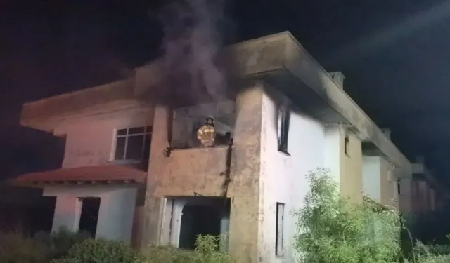 Mudanya’da Metruk Bina Alev Alev Yandı