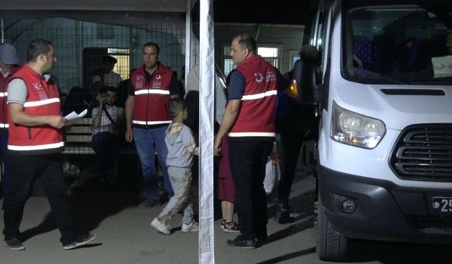 Suriye'ye geri dönüşler gece de devam ediyor