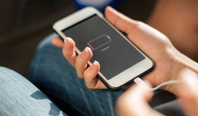 Telefonu şarjda kullanmak zararlı mı? Şarjdayken oyun oynamak cihazı gerçekten etkiliyor mu?