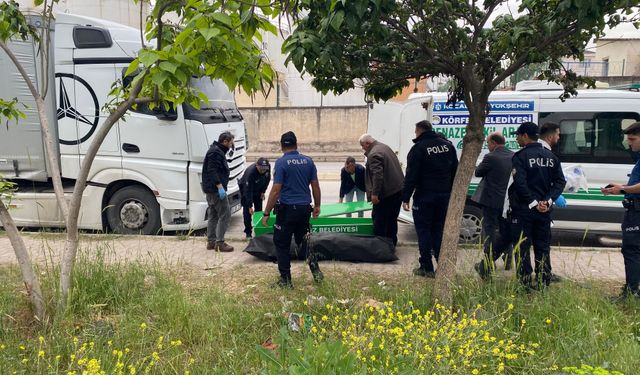 Tır sürücüsü araçta asılı halde ölü bulundu