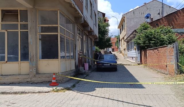 Emekli öğretmen balkondan düşerek ağır yaralandı