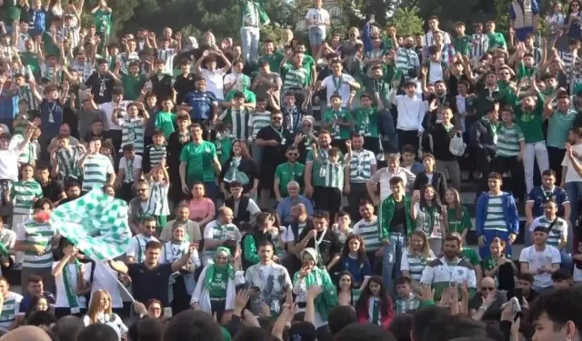 Bursaspor’un 62. Yılı Coşkuyla Kutlandı: Binlerce Meşale Geceyi Aydınlattı