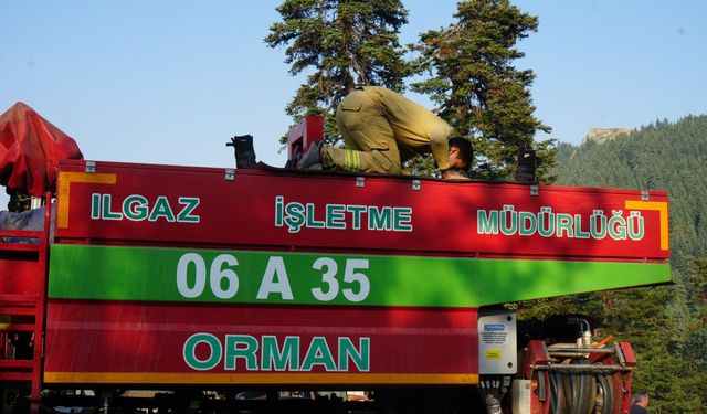 Yangınla mücadele arasında araç üzerinde namazını kıldı