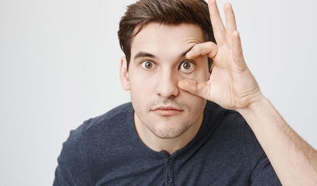 Yolda Biriyle Göz Göze Gelmek: Tesadüf mü, Kaderin Bir Mesajı mı?