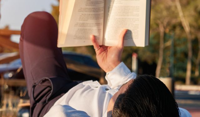 Yakın Mesafeden Okuma Sonrası Baş Ağrısı Neden Artıyor, Hangi Belirtiler Ciddiye Alınmalı ve Göz Sağlığını Korumak İçin