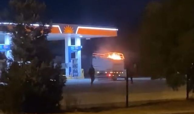 Yanan kamyonet alevler içinde akaryakıt istasyonuna daldı