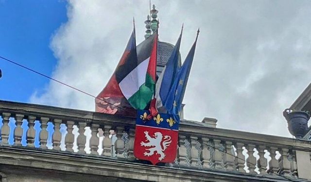 Fransa’da 52 belediye binasına Filistin bayrağı asıldı