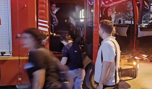 Elazığ'da Asansörde Mahsur Kalan Öğrenciler Kurtarıldı