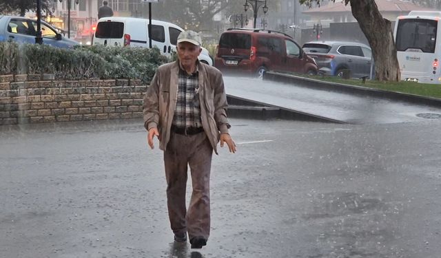 Tekirdağ’da Sağanak Yağış Sokakları Göle Çevirdi