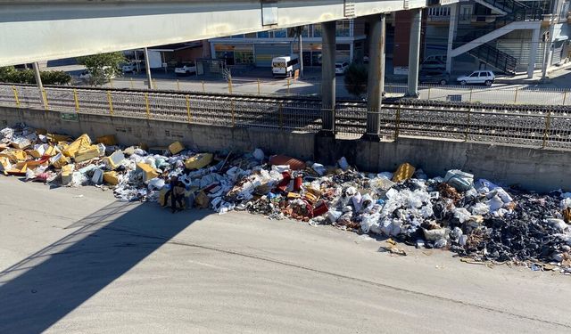 İzmir'de Çöp Dağları Vatandaşı İsyan Ettirdi! “Bu Rezillik Artık Yeter!”