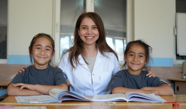 Bu okulda iki öğrenci, bir öğretmen var