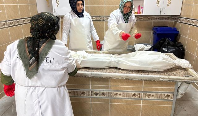 Yakınlarının bile yaklaşamadığı cenazeleri kadın gassallar hazırlıyor