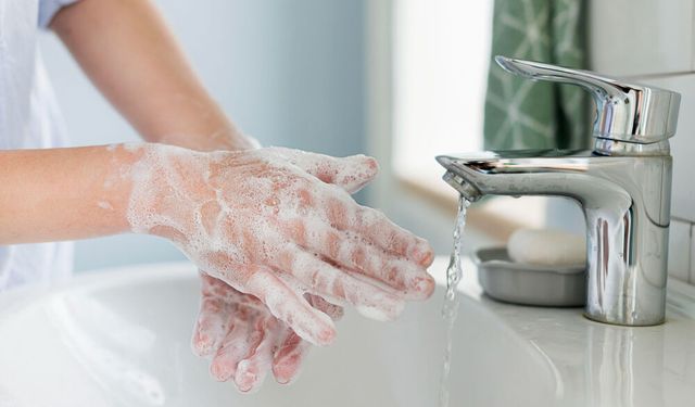 Aşırı El Yıkamak Zararlı Olabilir mi? Uzmanlardan Dikkat Çeken Enfeksiyon Uyarısı