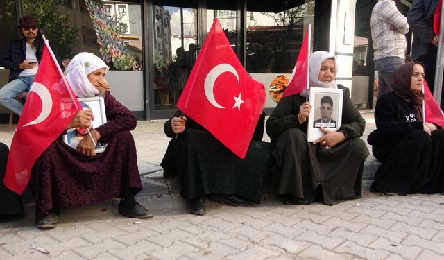 Evlat nöbetindeki annelerin umutlu bekleyişi sürüyor