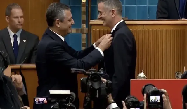 Ümit Dikbayır CHP’ye katıldı! Rozetini Özgür Özel taktı