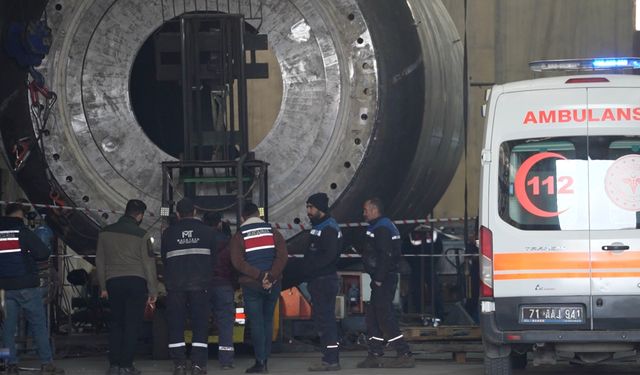 3 tonluk sacın altında kalan 2 işçi öldü