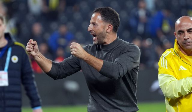 Tedesco, Kayserispor galibiyetinin ardından tribünleri turladı