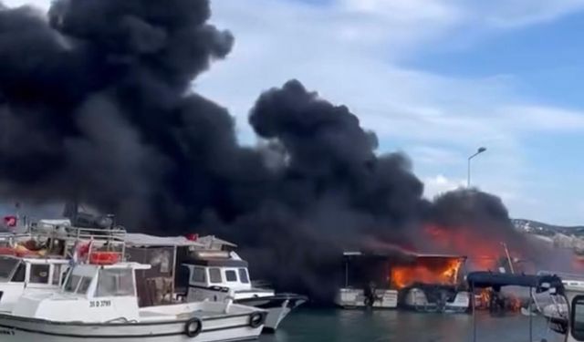 Çeşme’de Plajdaki Teknelerde Yangın Paniği