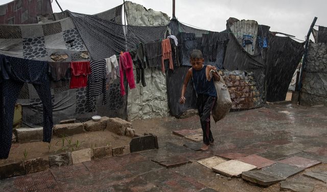 Gazze’de sağanak yağış çadır kampları vurdu: Yerinden edilenler sular altında