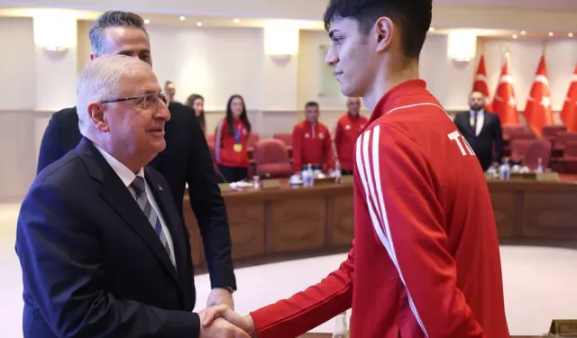 Bakan Yaşar Güler, Dünya Taekwondo Şampiyonu milli takımı kabul etti