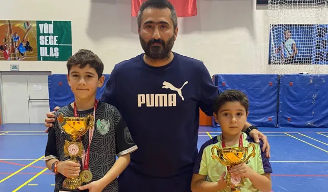 Bursa'da Minikler Masa Tenisi Turnuvasında Çifte Şampiyonluk