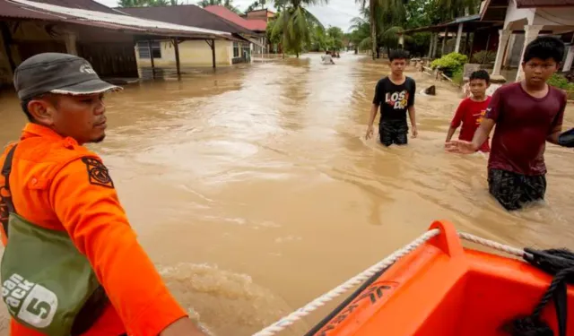 Endonezya Sumatra’daki Sel ve Toprak Kaymalarında 10 Kişi Öldü
