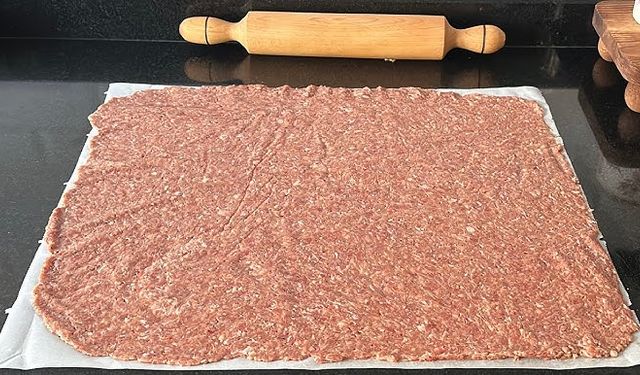 Kıymayı Yağlı Kağıda Serip Rulo Yapın, Evde Yaprak Döner Tadını Yakalayın!