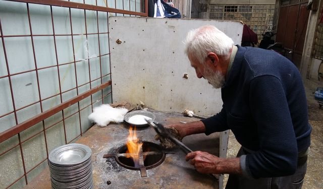 Gaziantep'te 80 yaşındaki kalay ustası mesleğini 70 yıldır sürdürüyor