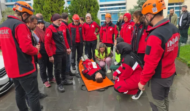 İnegöl Devlet Hastanesi’nde gerçeğini aratmayan yangın ve deprem tatbikatı