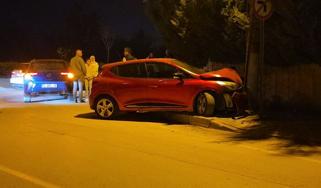 İnegöl’de kontrolden çıkan otomobil direk ve duvara çarptı