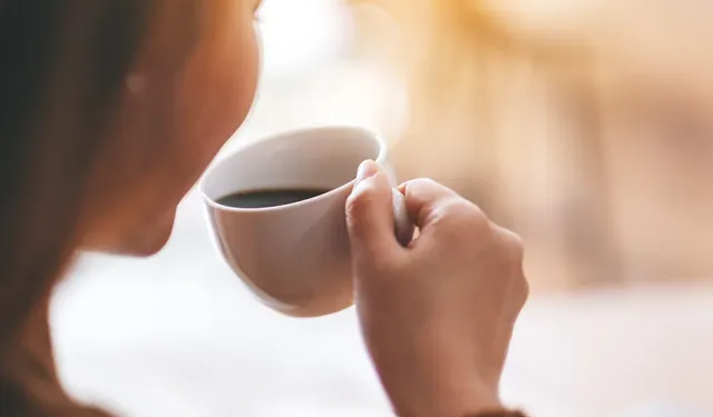Kahve ve Çay İçtikten Sonra Dişler Neden Sararıyor, Bu Renk Değişiminin Arkasında Hangi Etkenler Var?