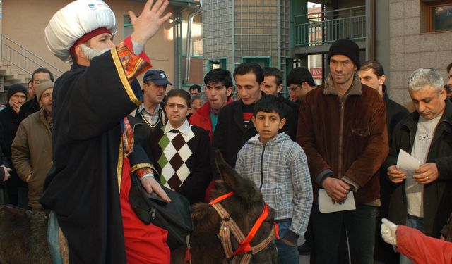 Noel Baba’ya Rakip Çıktı, Nasrettin Hoca İnegöl'de Halkla Buluştu
