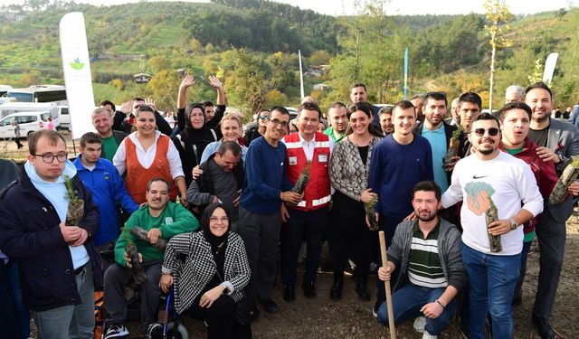 Bursa'da ‘1 Kitap 1 Fidan’ Projesiyle 700 Fidan Toprakla Buluştu