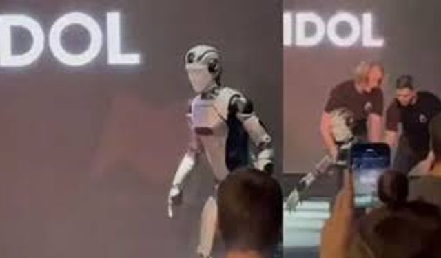 Rusya’nın İlk İnsansı Robotu AIdol Sahneye Çıktı Ama Dengede Kalamadı!