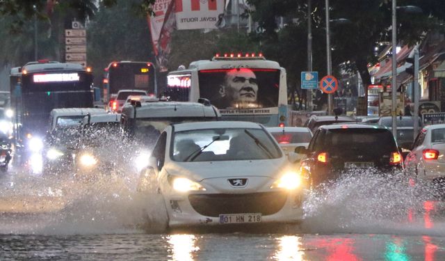 Sarı alarm ile uyarılan Antalya’da sağanak etkisini gösteriyor