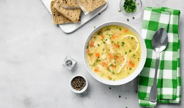 Soğuk Havaların Kurtarıcısı Tavuk Suyu Çorbası Nasıl Yapılır? Evde En Lezzetli Tavuk Suyu Çorbası Tarifi