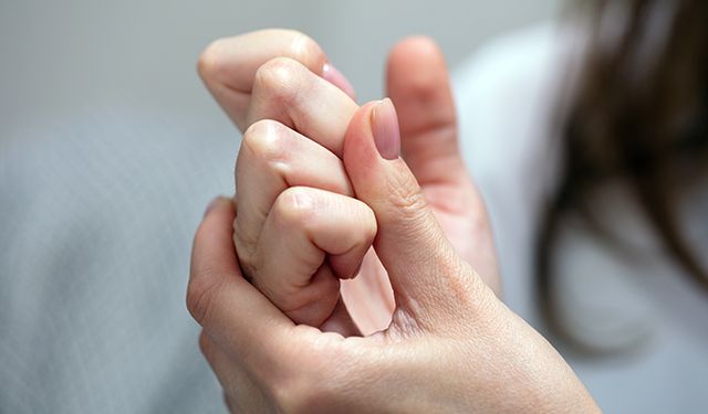 Uzmanlar Uyardı! Parmak Çıtlatmak Zararlı mı, Yoksa Masum Bir Alışkanlık mı?
