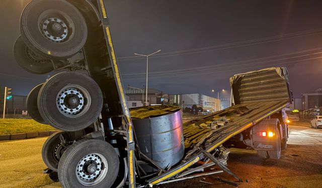 Demir rulo yüklü dorse ortadan ikiye ayrıldı