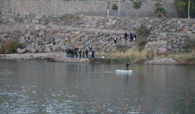 Nehre düşen terliğini almak isterken suya düşen çocuk kayboldu