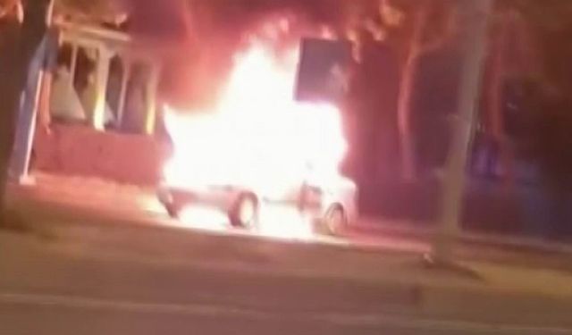 Diyarbakır'da seyir halindeki otomobil alev topuna döndü