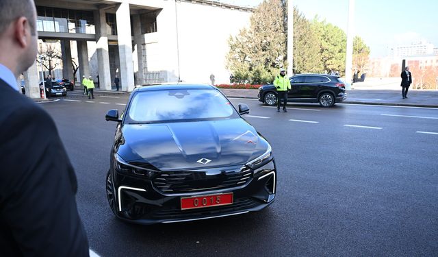 Bakan Kacır, TBMM’ye Togg’un yeni modeli T10F ile geldi