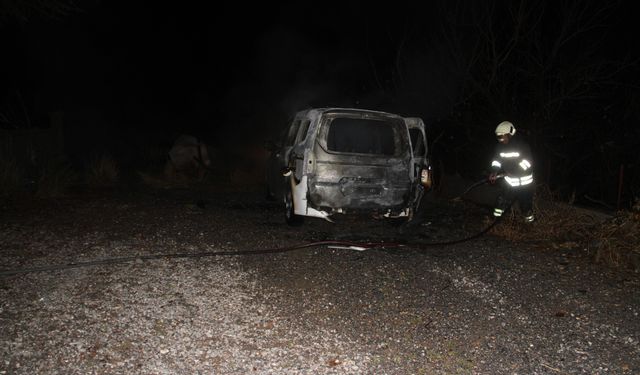 Ailesine kızıp aracını yaktı