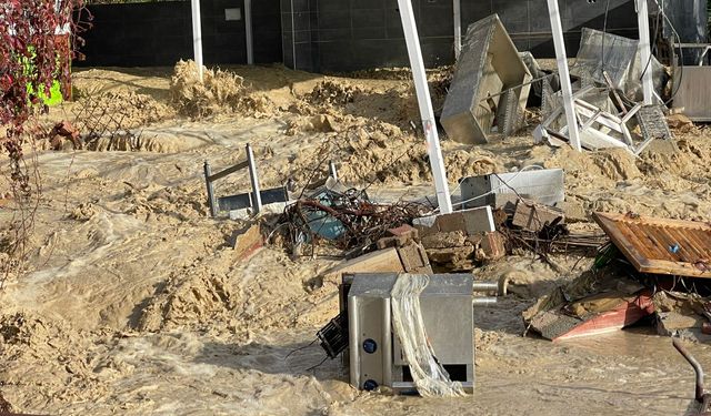 Alanya'da taşan dere 5 yıldızlı otelin sahildeki kafesini yıktı