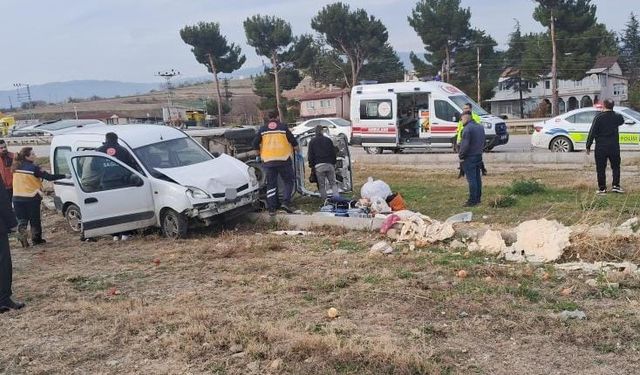 Amasya’da iki kamyonetin çarpıştığı kazada 4 kişi yaralandı