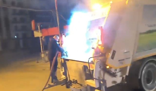Çöp toplama sırasında yanan kamyonunu itfaiyeye sürdü