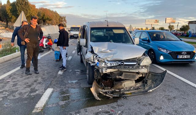 Arızalanan park halindeki otomobile hafif ticari araç çarptı! 2 yaralı